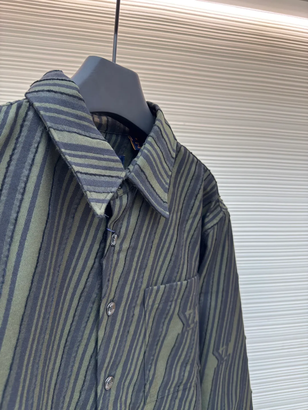 LOUIS VUITTON diagonal cut letter shirt ●Original version: Purchased and developed for 11900 ●Item number: 1680694-B90 ●Fabric: yarn-dyed rayon twill fabric ●Technology: jacquard production ●Version: fitted version ●Weight: about 570 grams ●Size: XS-S-M-L ●Description: The fabric is made of yarn-dyed rayon twill, with 150D polyester warp + wool-like rayon yarn in the weft. The high-speed rapier jacquard machine is used to weave the gray fabric. The Y-plate is purchased and disassembled to test the yarn parameters. The patterns are drawn manually and the positioning letters are matched. The cloth is recycled and decorated, and the finished product is laid out with cutting and frilling techniques. The front pockets are hand-cut with restored flower positioning letters, the front twill is restored with flowers, and the back panel is completely positioned on the Y version. The entire garment uses more than two meters of fabric for a single piece, which is extremely waste! The overall wiring is straight and delicate, the fabric is comfortable and soft, and the color is consistent without color difference. It can be matched with the same style to create a fashionable look and control various occasions. Customized accessories, complete with three standards, same style for men and women!